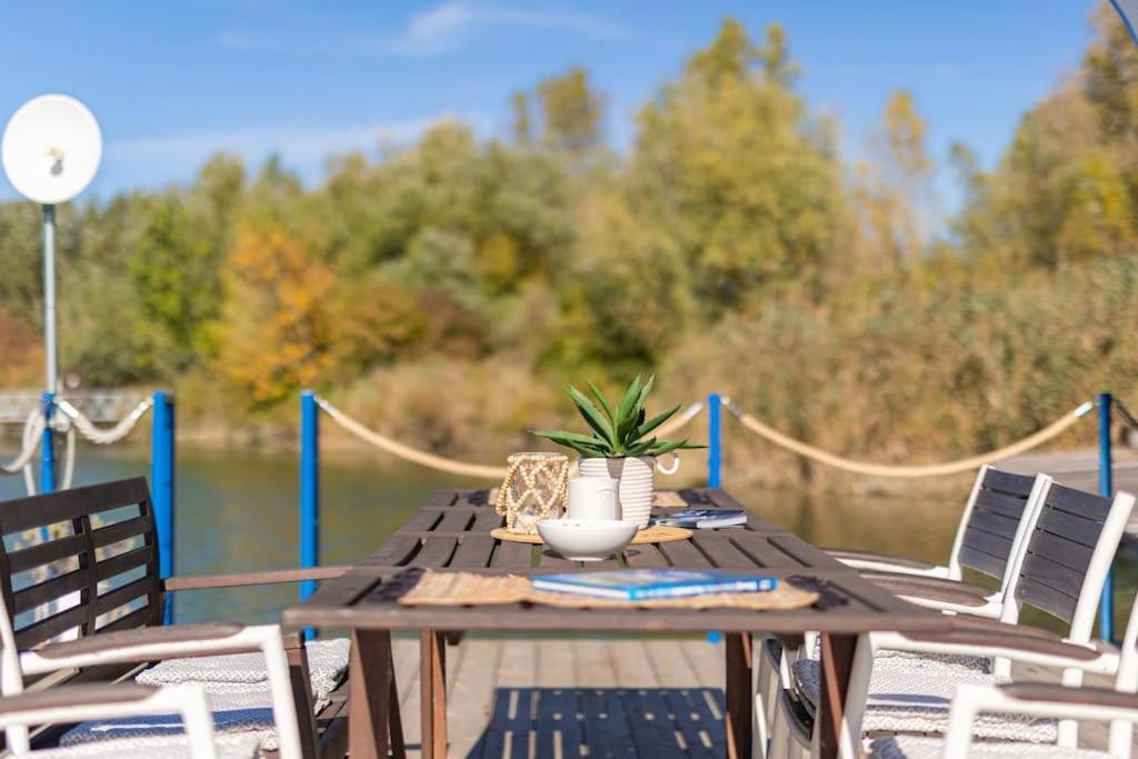 Ocarujuci Houseboat Na Dunaji Pressburg Exterior foto