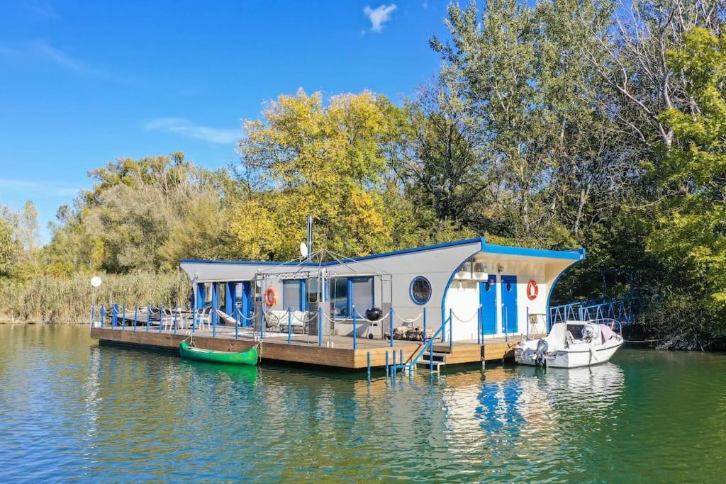 Ocarujuci Houseboat Na Dunaji Pressburg Exterior foto