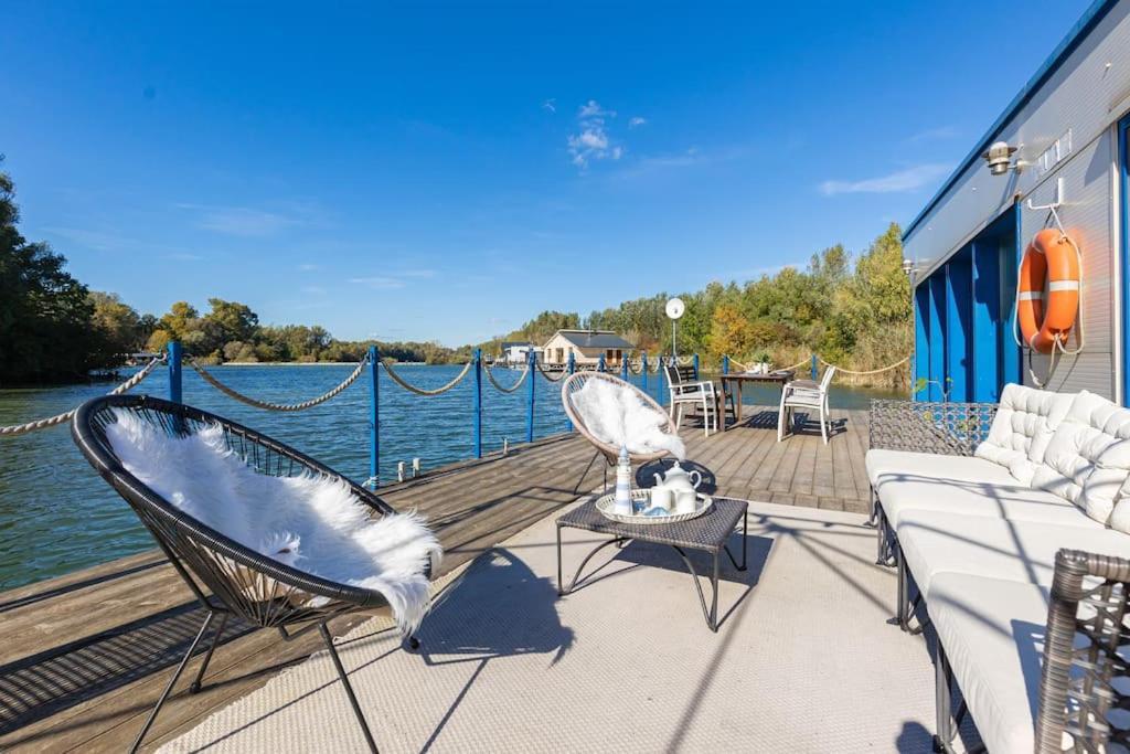 Ocarujuci Houseboat Na Dunaji Pressburg Exterior foto