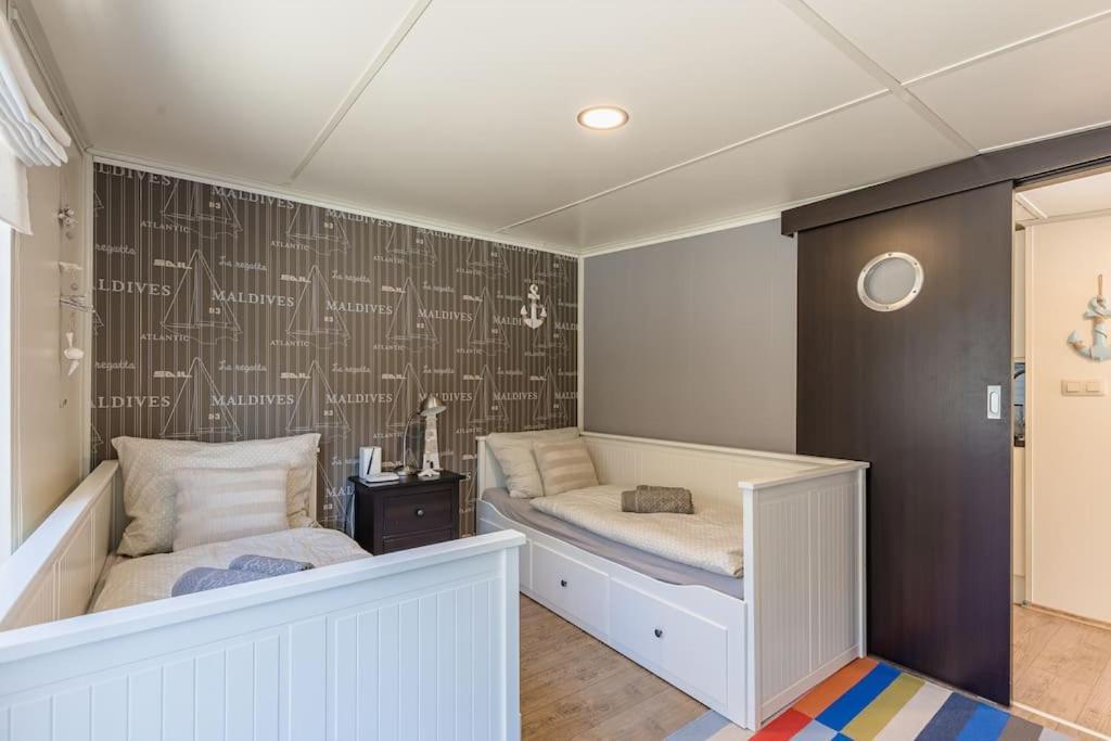 Ocarujuci Houseboat Na Dunaji Pressburg Exterior foto