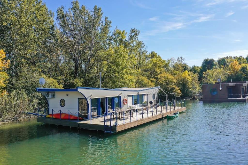 Ocarujuci Houseboat Na Dunaji Pressburg Exterior foto