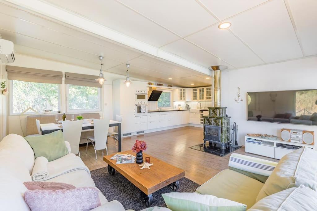 Ocarujuci Houseboat Na Dunaji Pressburg Exterior foto
