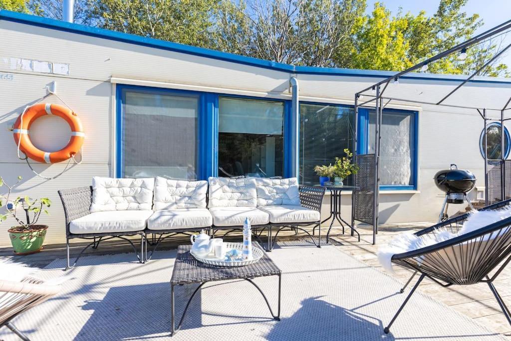 Ocarujuci Houseboat Na Dunaji Pressburg Exterior foto