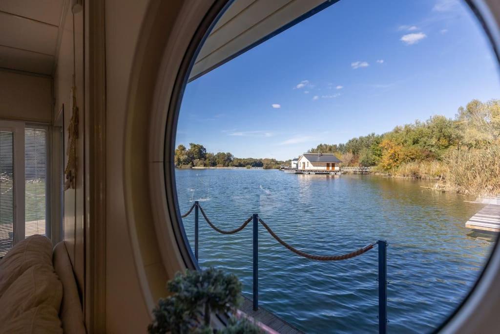 Ocarujuci Houseboat Na Dunaji Pressburg Exterior foto