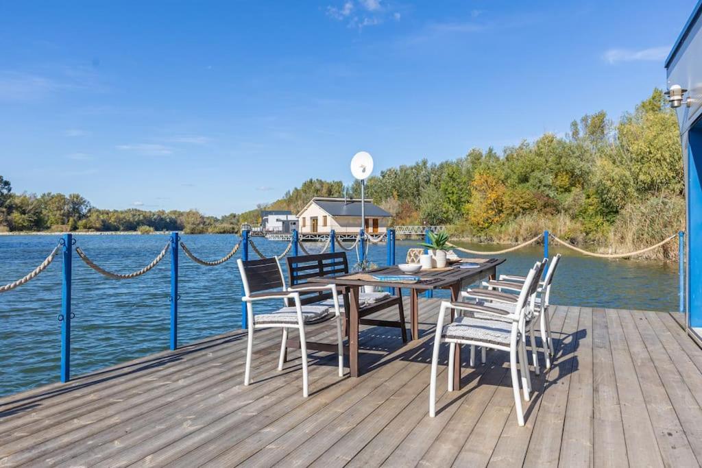 Ocarujuci Houseboat Na Dunaji Pressburg Exterior foto