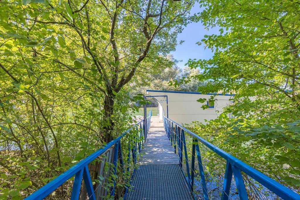 Ocarujuci Houseboat Na Dunaji Pressburg Exterior foto