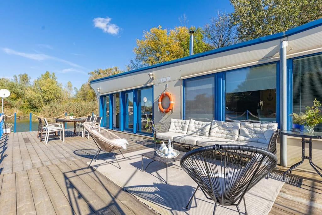 Ocarujuci Houseboat Na Dunaji Pressburg Exterior foto