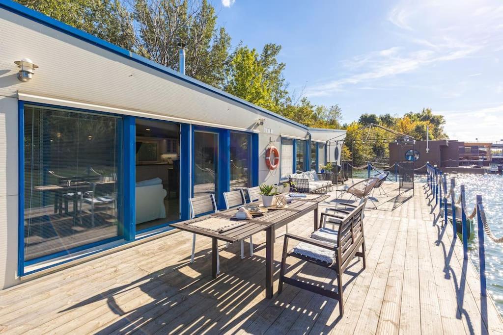 Ocarujuci Houseboat Na Dunaji Pressburg Exterior foto