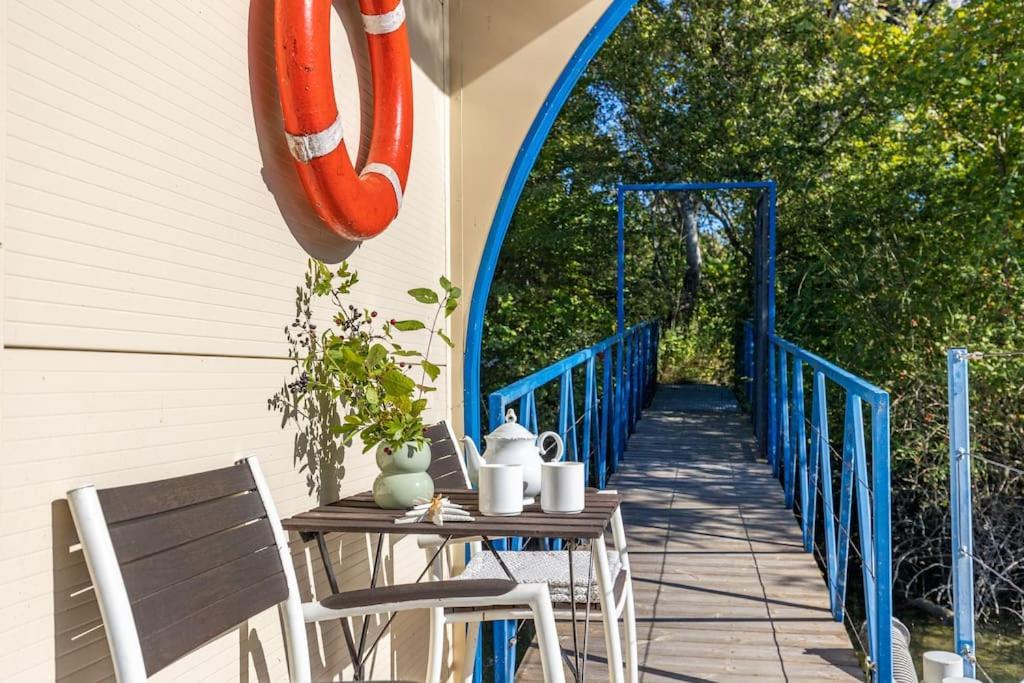 Ocarujuci Houseboat Na Dunaji Pressburg Exterior foto